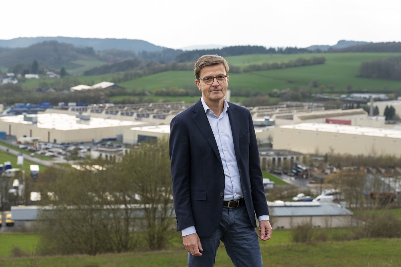 Met het bedrijf Gerolsteiner verkoopt Roel Annega vanuit de heuvelachtige Eifel-streek jaarlijks 800 miljoen liter mineraalwater. Met 860 medewerkers is het de grootste Duitse fabrikant van mineraalwater.