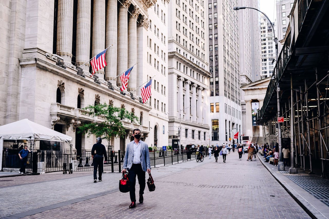 Een voorbijganger passeert de New York Stock Exchange.