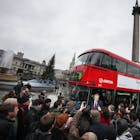 Nieuwe tegenvaller voor Johnson: bouwer 'Boris Bus' vraagt faillissement aan