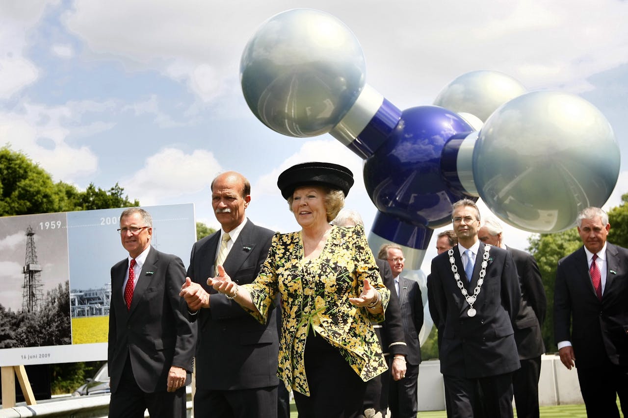 Koningin Beatrix onthult in 2009 het aardgasmonument met links van haar NAM-directeur Roelf Venhuizen. Uiterst rechts staat toenmalig ceo van ExxonMobil Rex Tillerson.