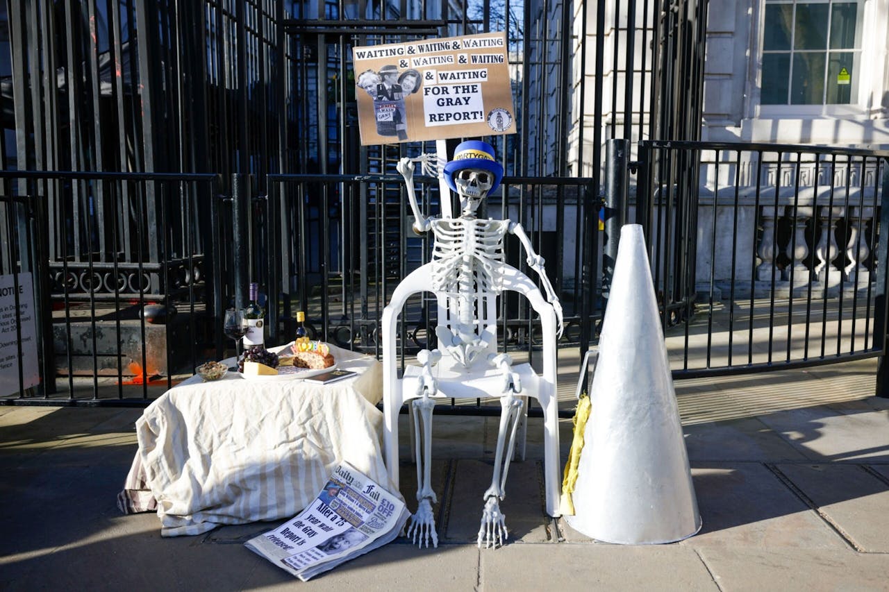 Uiting van protest tegen het uitblijven van een rapport over de 'coronafeestjes' aan Downing Street 10.