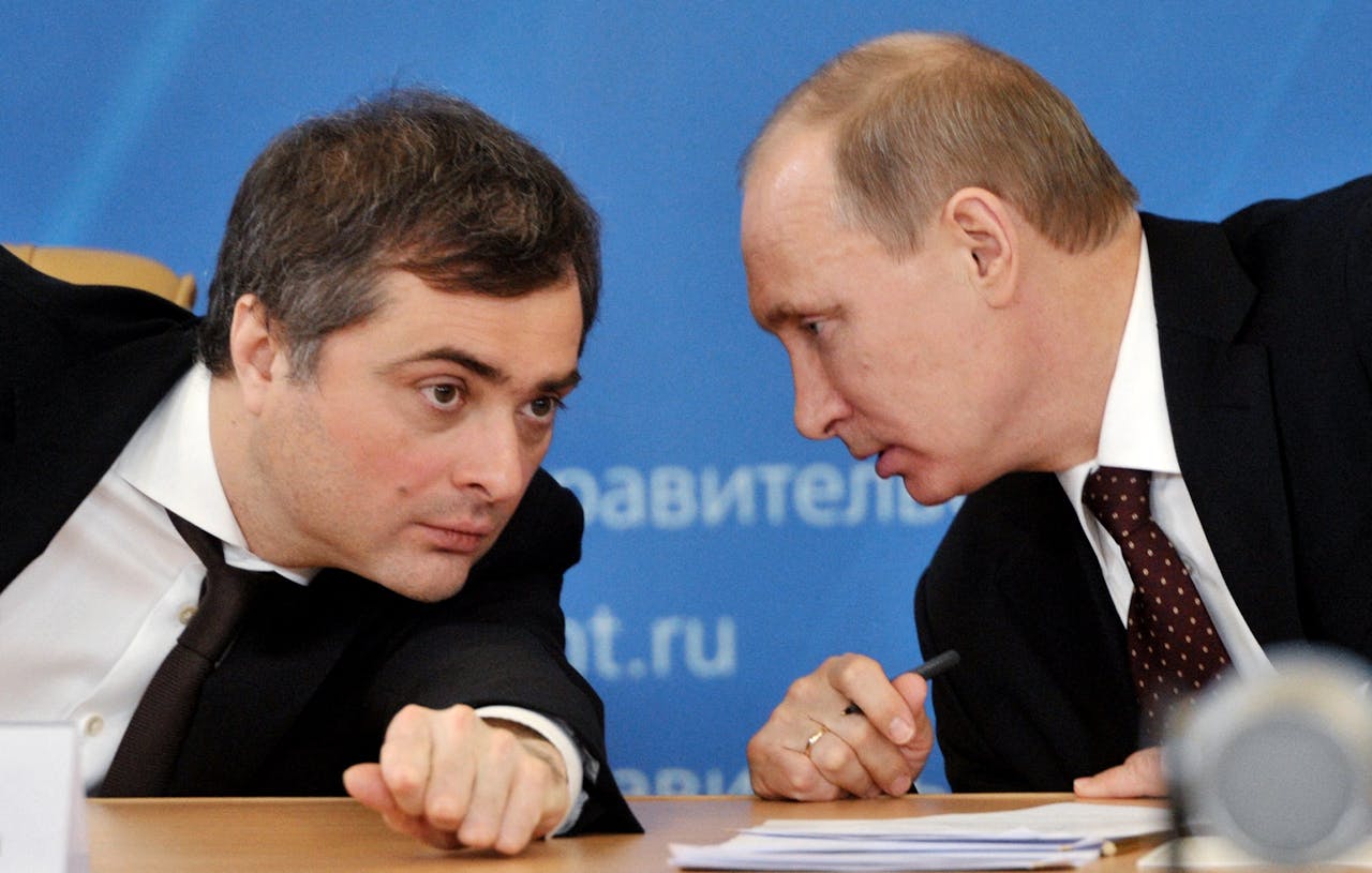 Jarenlang twee handen op een buik: Vladislav Soerkov en Vladimir Poetin.