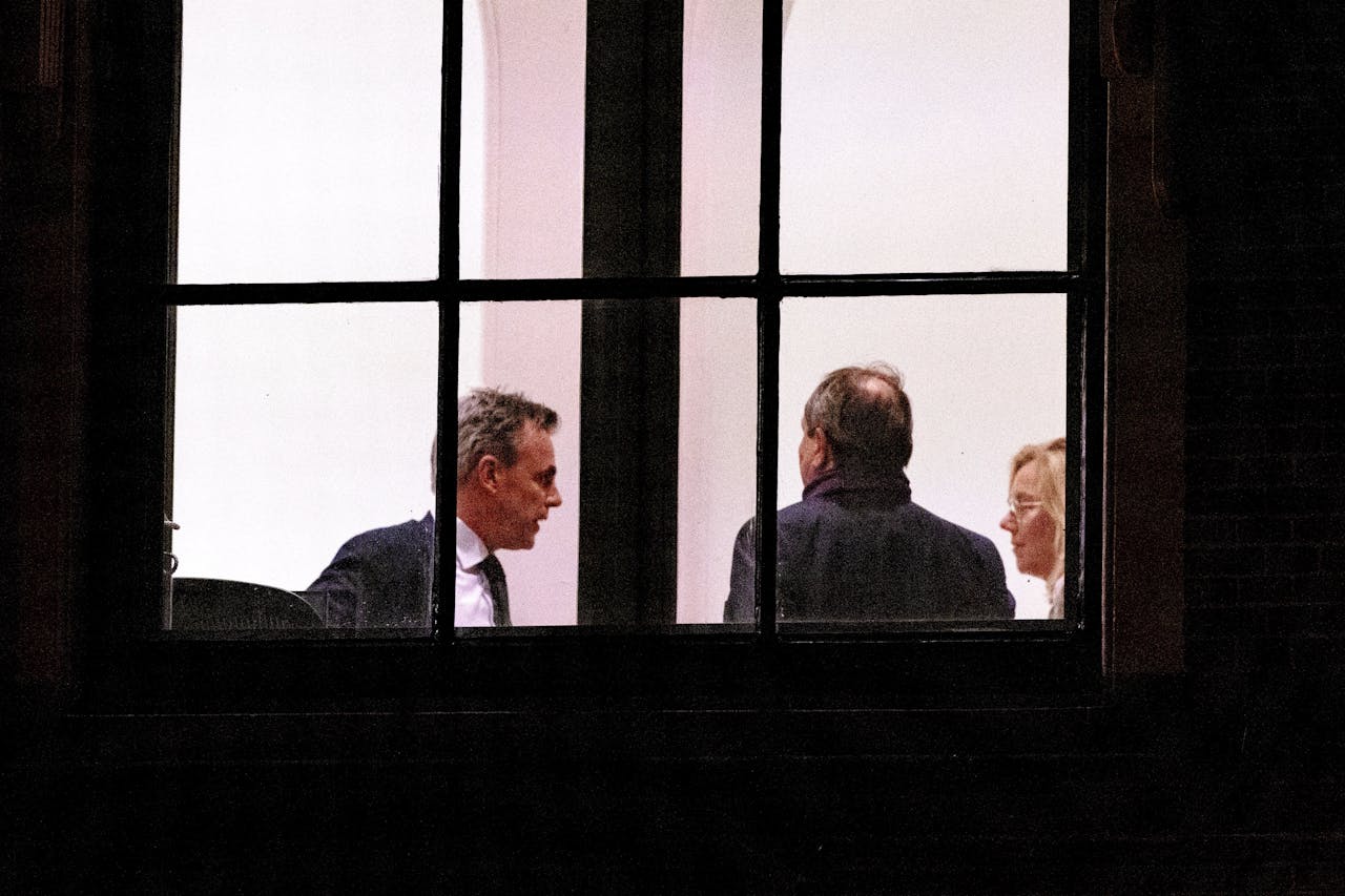 Bewindslieden Mark Harbers (VVD), Hans Vijlbrief en Sigrid Kaag (beiden D66) bijeen op het Torentje voor overleg dinsdagavond.