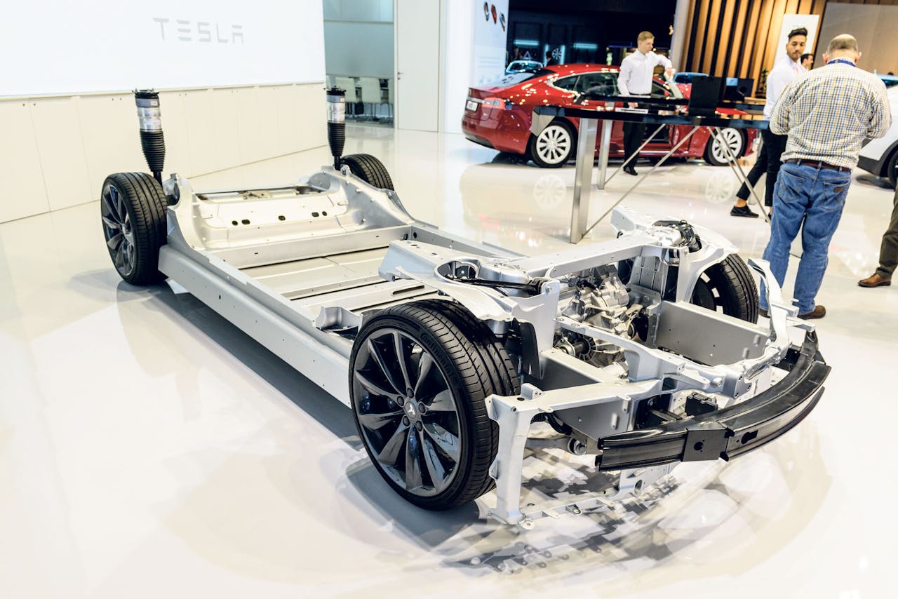 Bodemplaat van een Tesla 3. De Californische automaker kondigde onlangs nieuwe batterij-technologie aan.