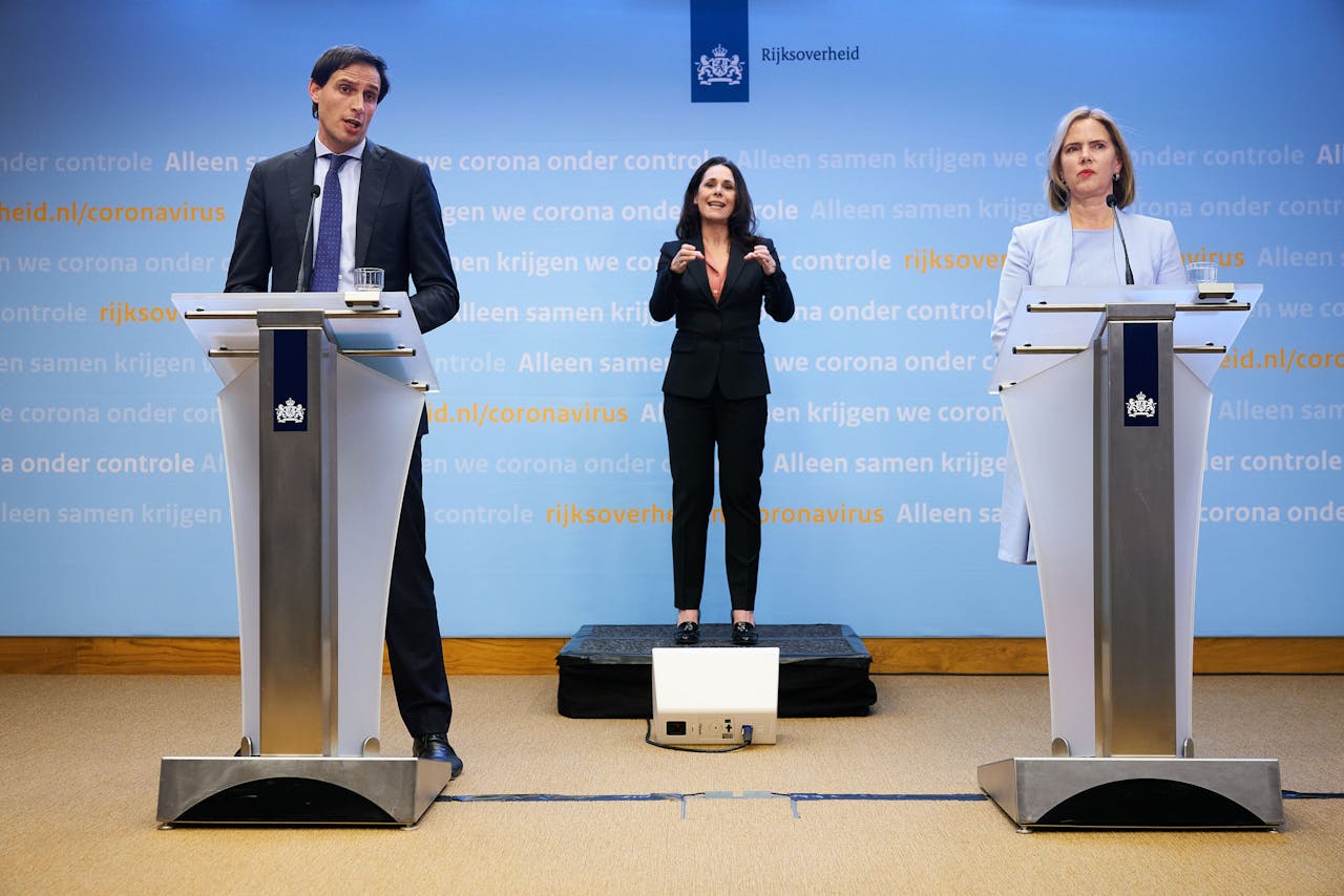 Minister Wopke Hoekstra van Financien (CDA) en minister Cora van Nieuwenhuizen van Infrastructuur en Waterstaat (VVD) tijdens een persconferentie op het ministerie van Veiligheid en Justitie.