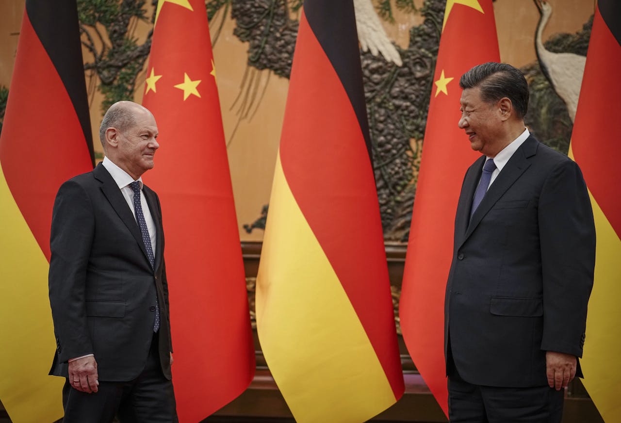 Olaf Scholz met de Chinese president Xi Jinping. De reis van de Duitse bondskanselier naar China is omstreden.