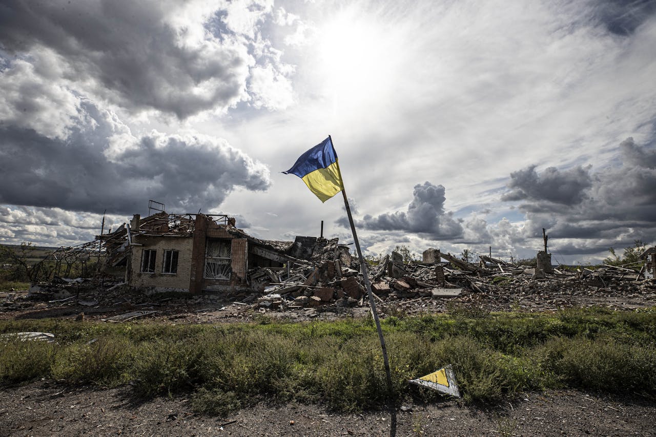Een Oekraïense vlag in de stad Dolyna in de Donetsk-regio. Oekraïne heroverde afgelopen weekend de in Donetsk gelegen stad Lyman.