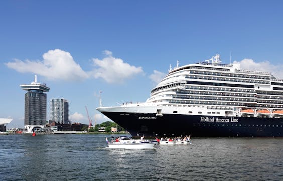 De Koningsdam, een cruiseschip van de Holland America Line, vaart over het IJ.