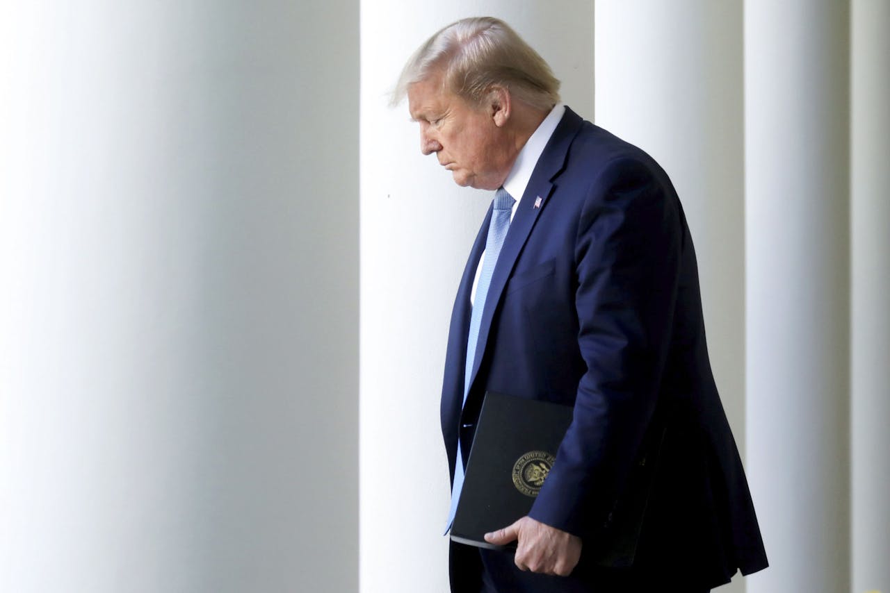 De Amerikaanse president Donald Trump arriveert voor zijn dagelijkse coronavirus briefing in de Rozentuin van het Witte Huis in Washington.