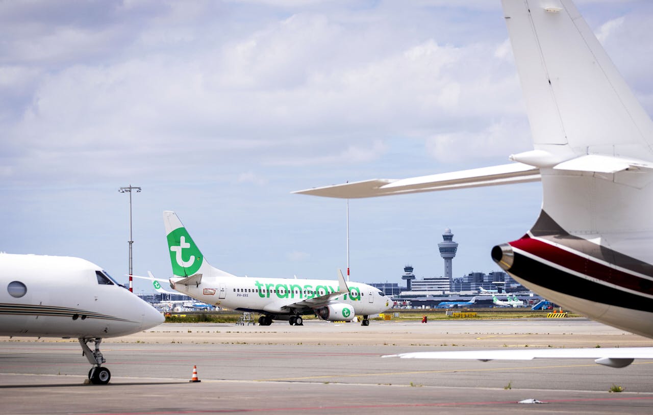 Een toestel van Transavia op Schiphol. De Nederlandse budgetmaatschappij heeft een vloot van 28 toestellen op de luchthaven.