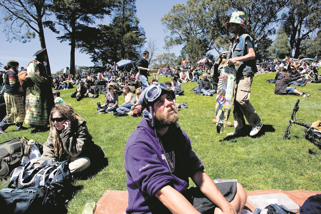 Fintech springt op de marihuanatrein 7 Inwoners van San Francisco genieten op ‘Hippie Hill’ in het Golden Gate Park van ‘national smoke out day’. Op deze niet-officiële feestdag komen mensen samen om marihuana te roken. Het evenement vindt ieder jaar plaats op 20 april en trekt gemiddeld zo’n 10.000 bezoekers. Foto: Polaris /HH