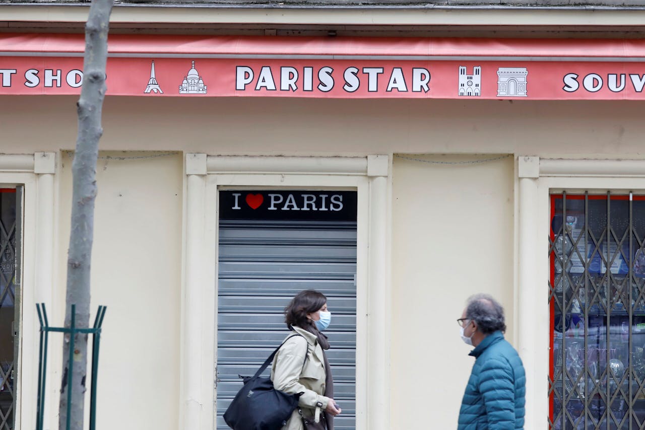 Een gesloten winkel in Parijs.