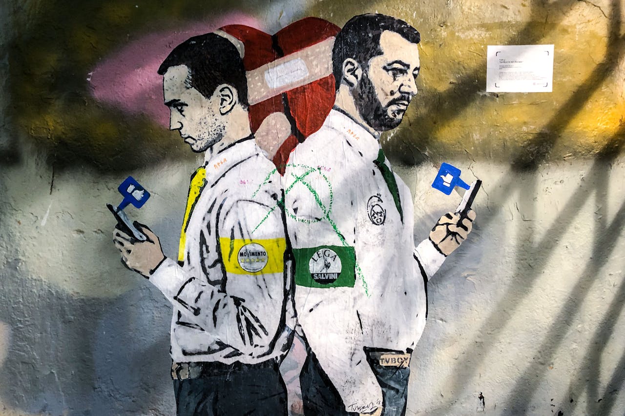Muurtekening getiteld 'La Guerra dei Socials' (de oorlog van de sociale media) in Milaan. Links vicepremier Luigi Di Maio van de Vijfsterrenbeweging, rechts Matteo Salvini van Lega.