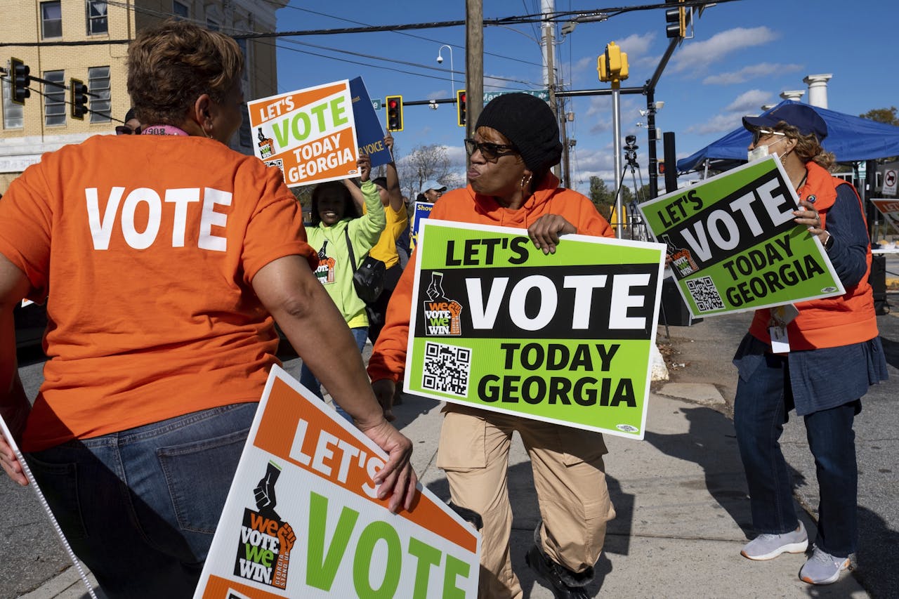 Inwoners van Georgia gaan de straat op om mensen over te halen te gaan stemmen.