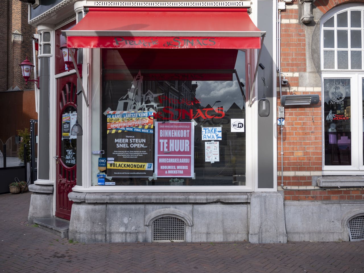 Café ‘De Sjnats’ aan de Markt in Roermond. Er hangen affiches op het raam met de tekst ‘binnenkort te huur’ als protest tegen het gesloten houden van de horeca.