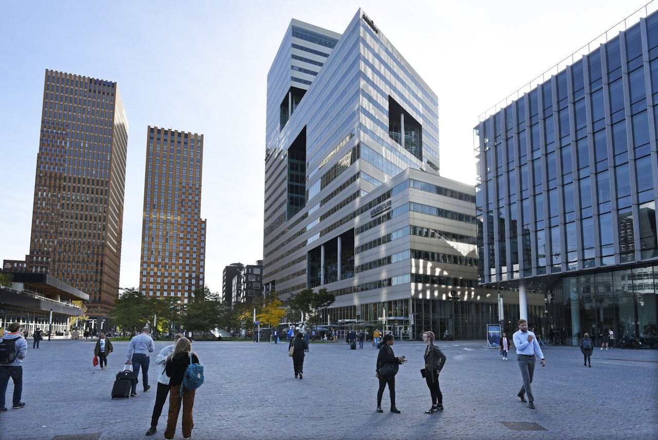 Het Gustav Mahlerplein op de Zuidas in Amsterdam is het epicentrum waar de grote advocatenkantoren van Nederland leren omgaan met witwasrisico's. In het midden de ITO-toren, waar Houthoff is gevestigd.