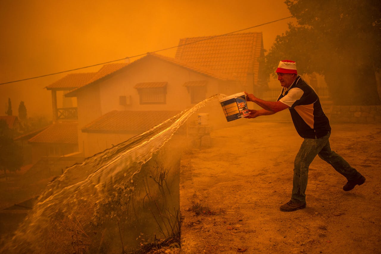 Bewoners van Evia, Griekenland proberen met man en macht hun huizen te beschermen tegen bosbranden die op het eiland woekeren. Het IPCC stelt dat door opwarming van de aarde droogte steeds vaker voor zal komen.