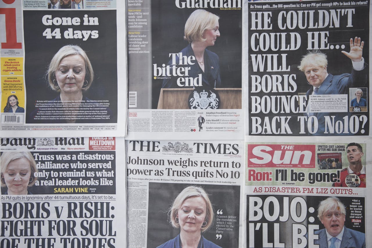 Voorpagina's van Britse kranten de dag na het aftreden van Liz Truss.