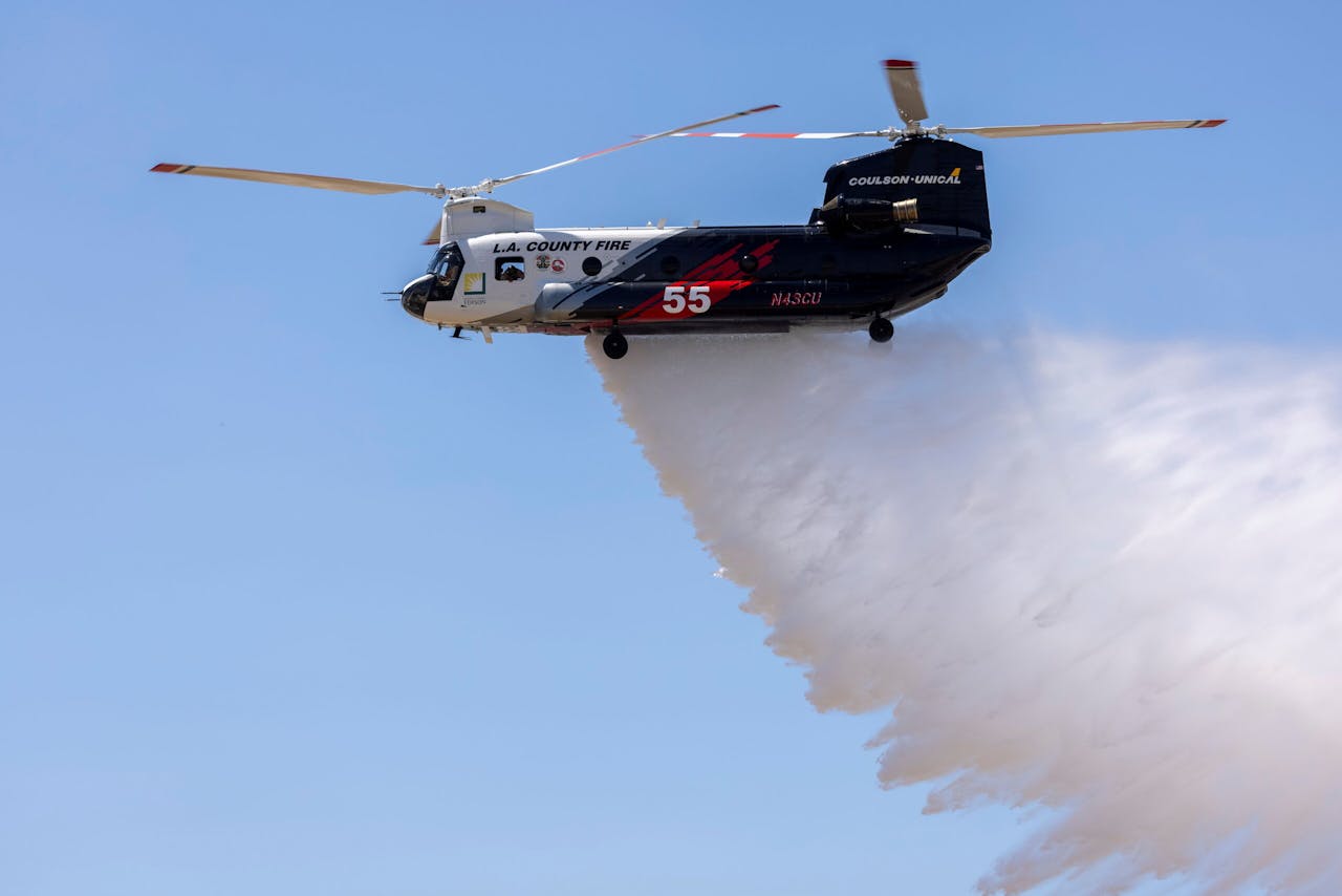 Een blushelikopter in actie in Californië. Franse economen suggereren inzet van helikopters tegen monetaire brandjes.