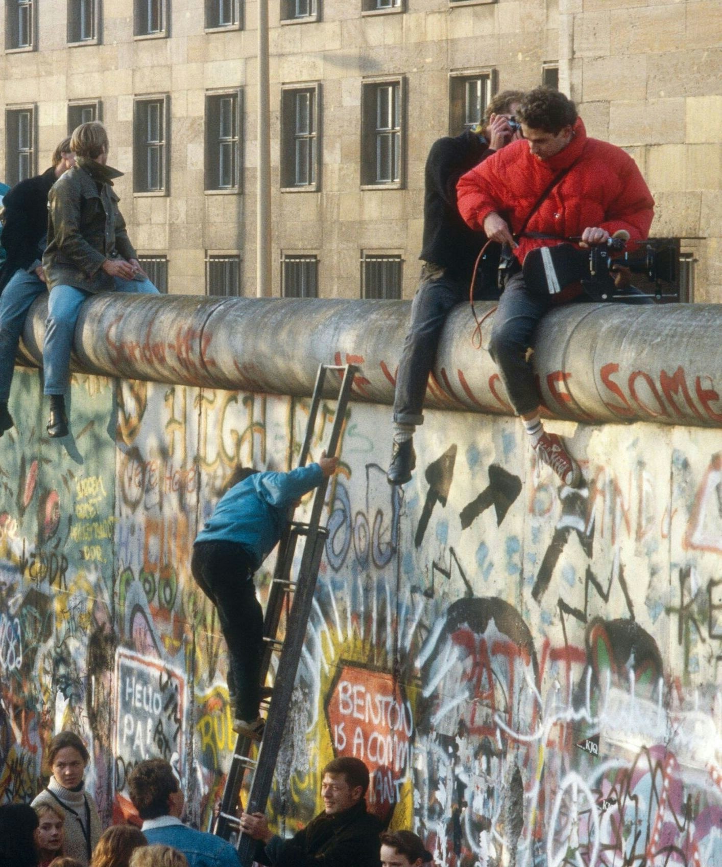 De val van de Berlijnse muur op 9 november 1989 zorgde dat de introductie van de Europese eenheidsmunt in een stroomversnelling kwam.