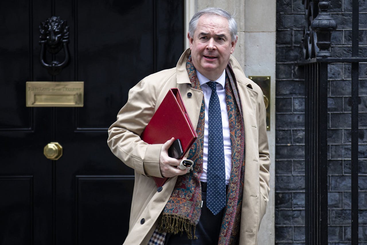 Geoffrey Cox is in een oogwenk uitgegroeid tot het gezicht van het bijbaanschandaal dat de Conservatieve Partij heeft getroffen.