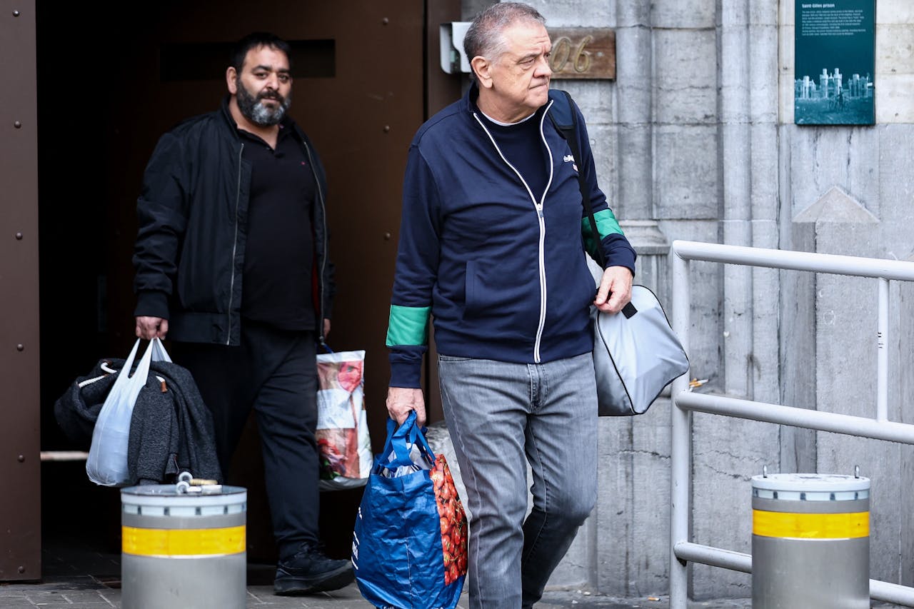 De gewezen Italiaanse Europarlementariër Antonio Panzeri verlaat de Saint-Gilles-gevangenis, medio april in Brussel. Hij is verdachte in een omkoopchandaal rond het Europees Parlement.