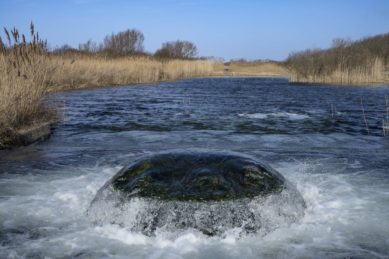 In het Noord-Hollands Duinreservaat wordt water vanuit het IJsselmeer ingebracht om het onder meer via het zand te filteren tot drinkwater. Maar drinkwaterbedrijven moeten ook steeds geavanceerdere technieken inzetten om het water te zuiveren.