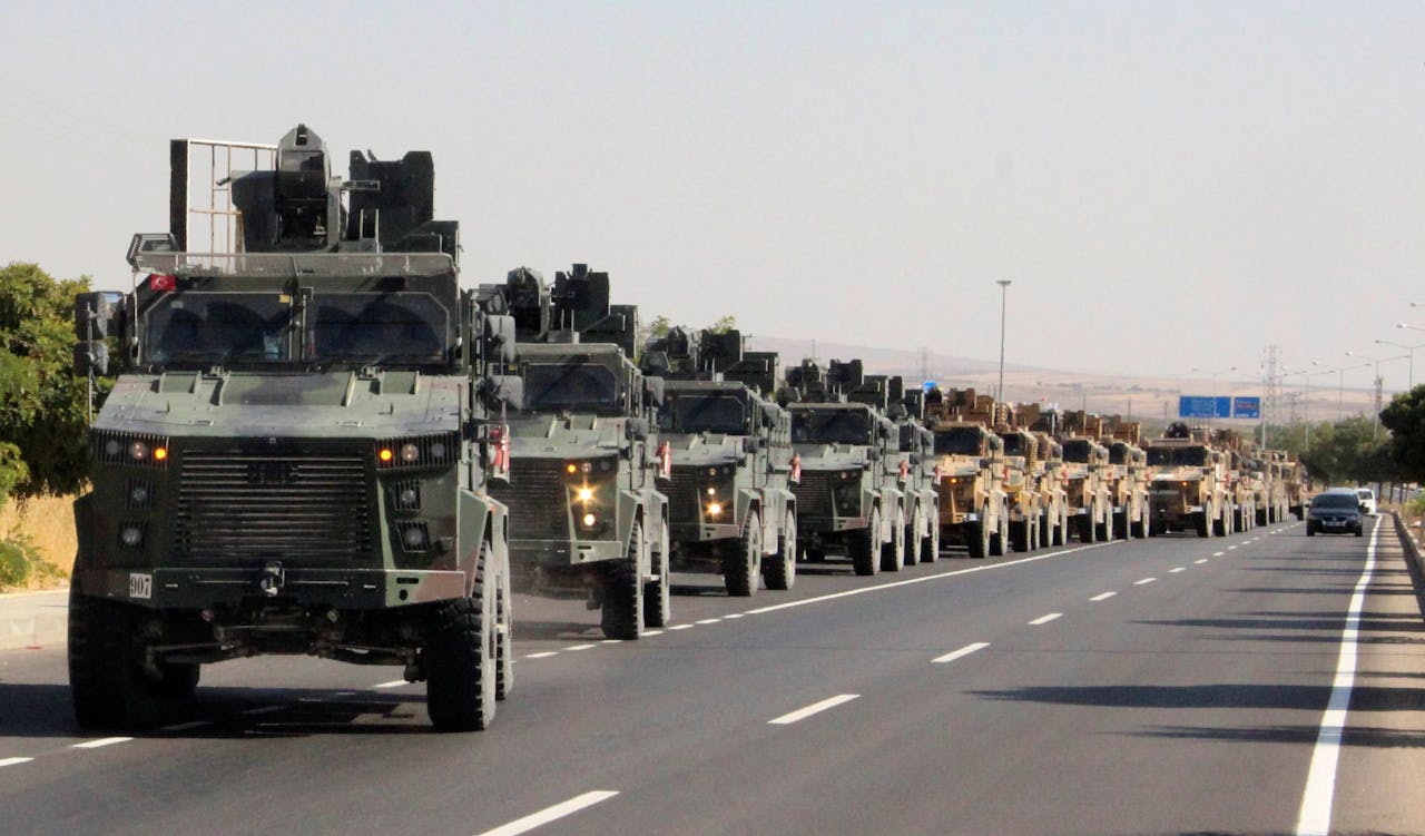 Een Turks militair konvooi in Kilis op weg naar de Syrische grens.