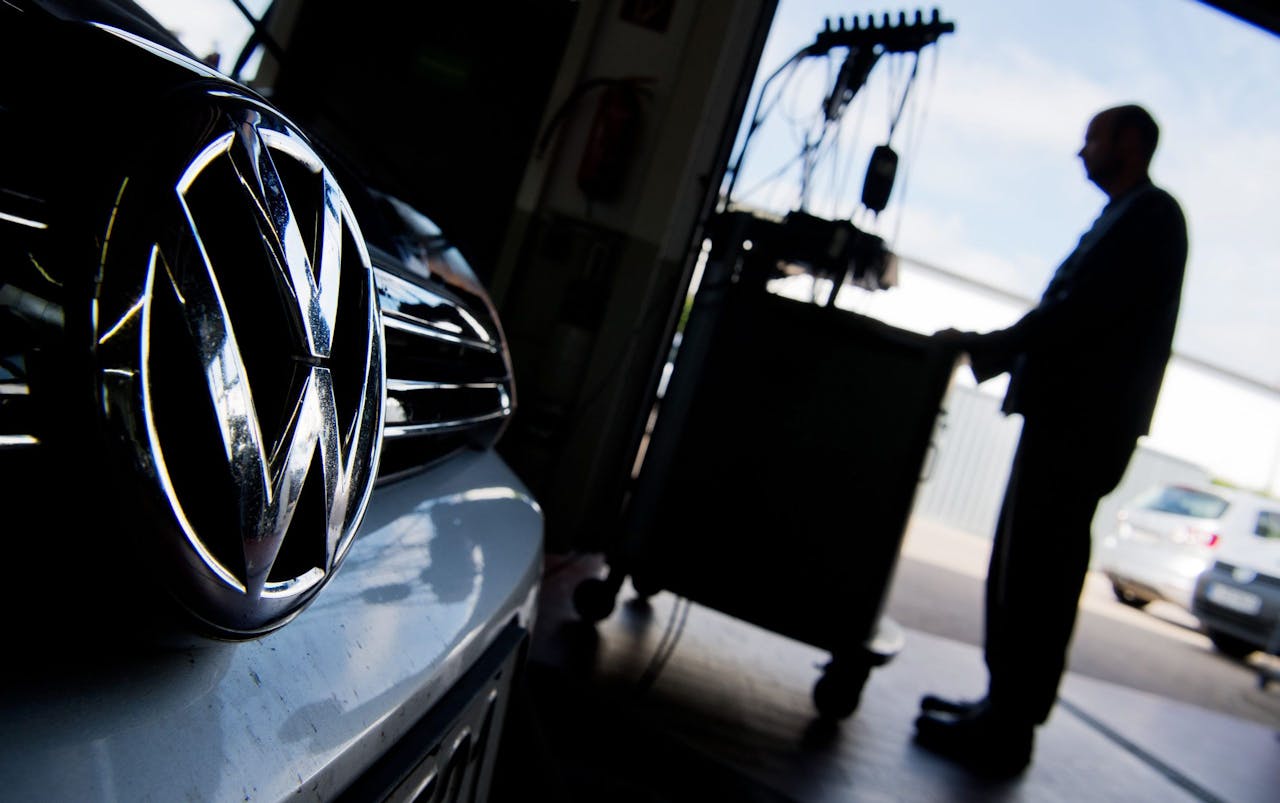 Een VW-dieselauto krijgt een software-update na een terugroepactie vanwege sjoemelsoftware. In Duitsland alleen al procederen tienduizenden consumenten tegen Volkswagen.