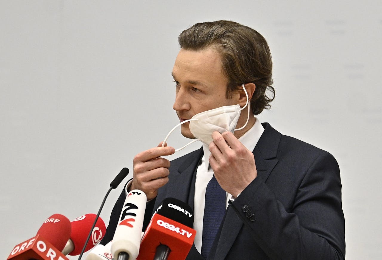 Gernot Blümel staat in februari 2021 de pers te woord. In die maand doorzocht justitie zijn huis, op zoek naar bewijzen voor corruptie en illegale partijfinanciering. Blümel gaat vrijuit, zo bleek vorige week.