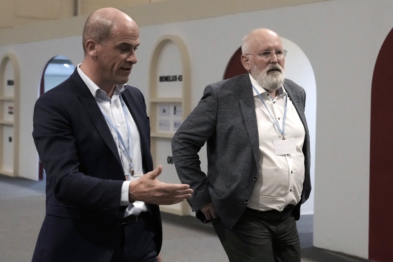 Diederik Samsom (links) en Frans Timmermans, vorig najaar op een klimaattop in Egypte.