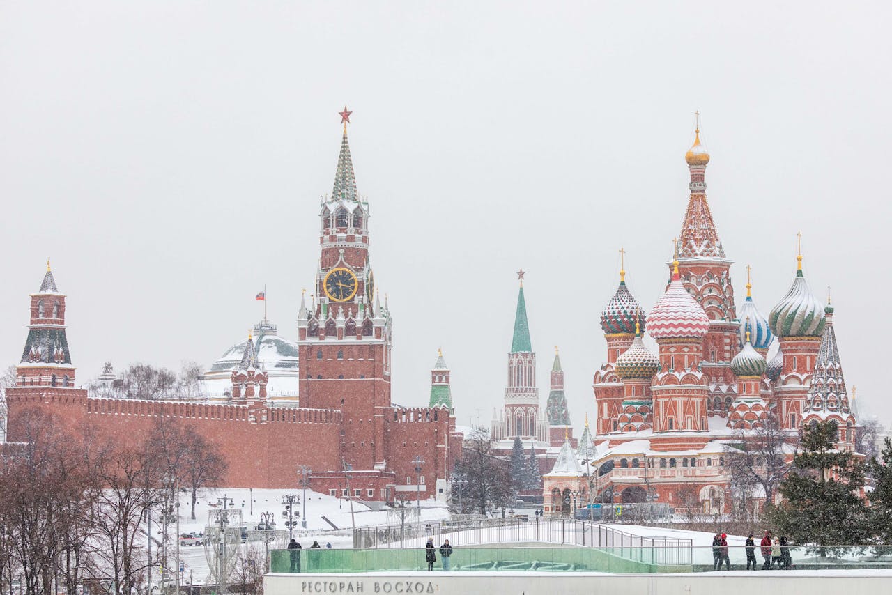 Het Kremlin en de Basiliuskathedraal in Moskou zijn met sneeuw bedekt.