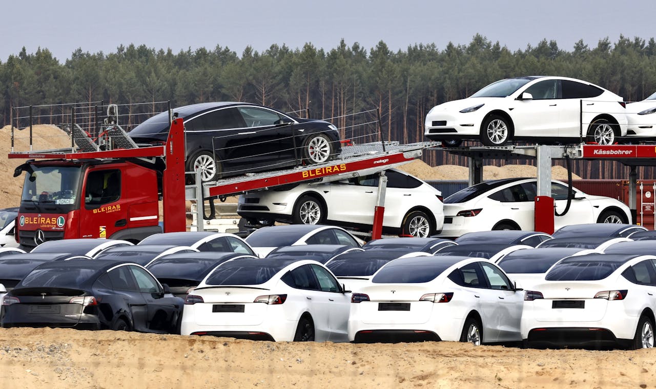 Bij de Tesla-fabriek in Grünheide in de Duitse deelstaat Brandenburg worden diverse voertuigen van het type Model Y op een autotransportvrachtwagen geladen.