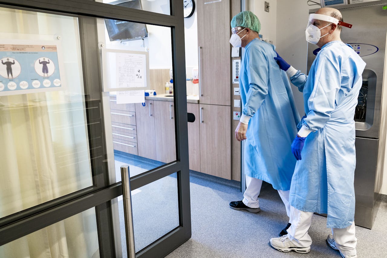 Verplegend personeel op weg naar een coronapatient op de IC-afdeling van het Catharina Ziekenhuis in Eindhoven.