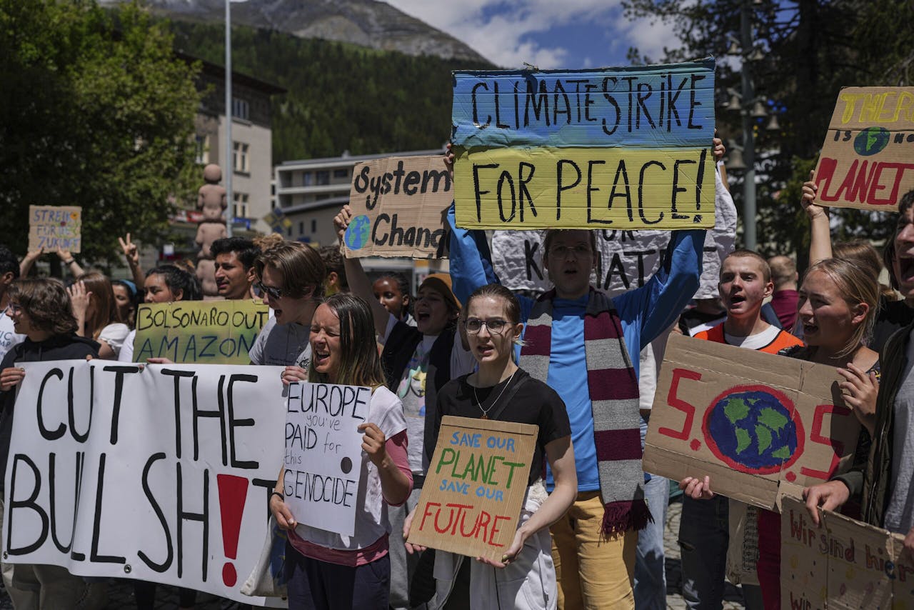 Activisten vragen bij het jaarlijkse World Economic Forum in Davos aandacht van de bovenbazen van het bedrijfsleven voor het klimaatvraagstuk.