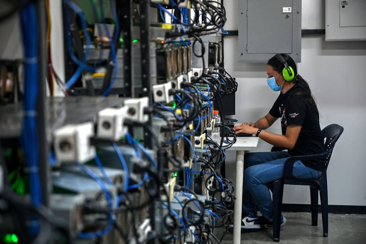 Een medewerker van Doctorminer, een bedrijf in de Venezolaanse hoofdstad Caracas, inspecteert computers die gebruikt worden om cryptomunten te delven. Het delven van de munten is er goedkoop vanwege de extreem lage energiekosten.