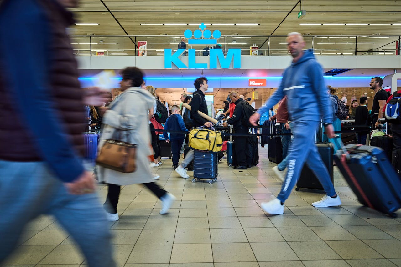 In mei verwerkte Schiphol 5,2 miljoen reizigers. Dat is beduidend minder dan de 6,4 miljoen in mei 2019, voor de uitbraak van het coronavirus.