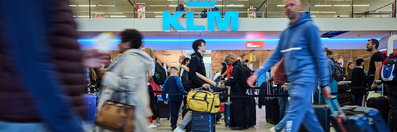 Niet vakantieverkeer maar laks management is het probleem van Schiphol