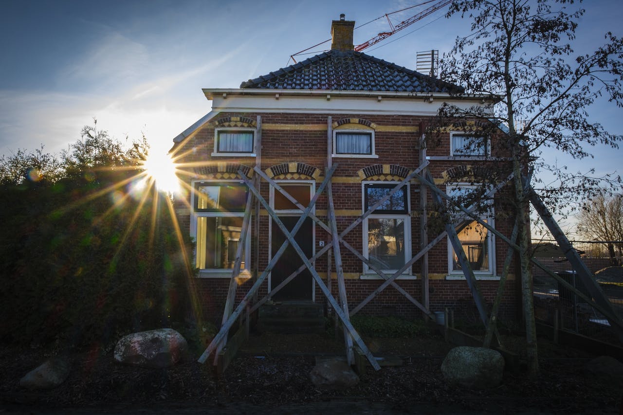 Een woning in het Groningse dorp Overschild is beschadigd door aardbevingen als gevolg van de gaswinning.