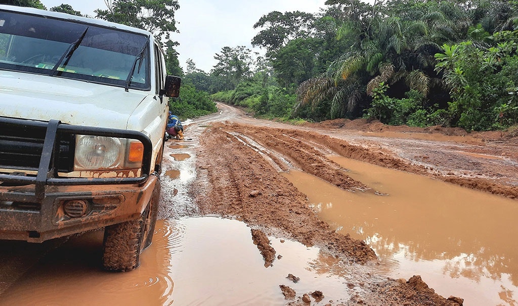De meeste wegen in Liberia zijn onverhard en bij hevige regen zo goed als onbegaanbaar.