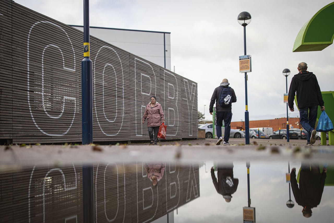 Corby op een regenachtige dag.