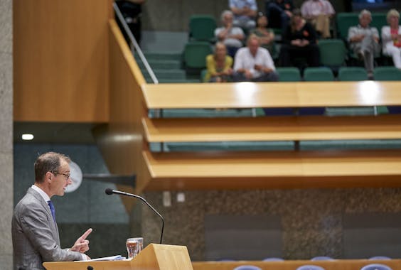 Minister Eric Wiebes van Economische Zaken en Klimaat tijdens het debat in de Tweede Kamer over de gaswinning in Groningen.