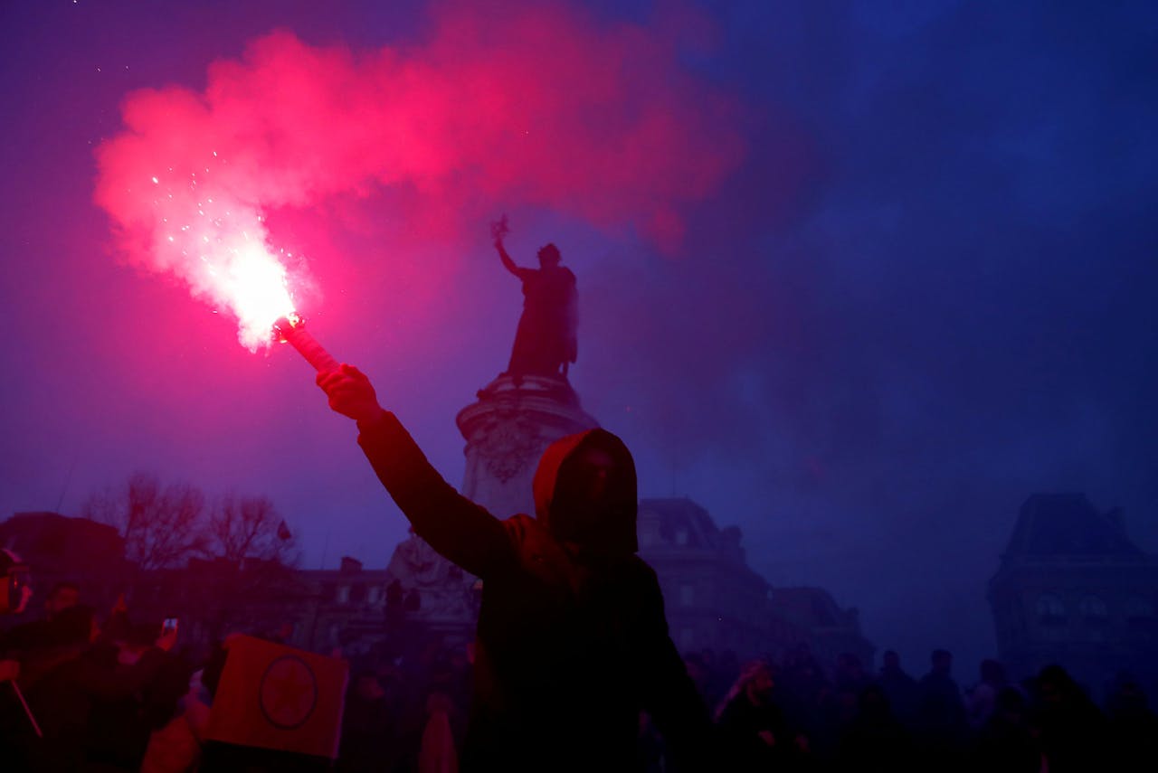 Een demonstrant zaterdag in Parijs, op de 38e dag van betogingen tegen hervorming van het Franse pensioenstelsel.