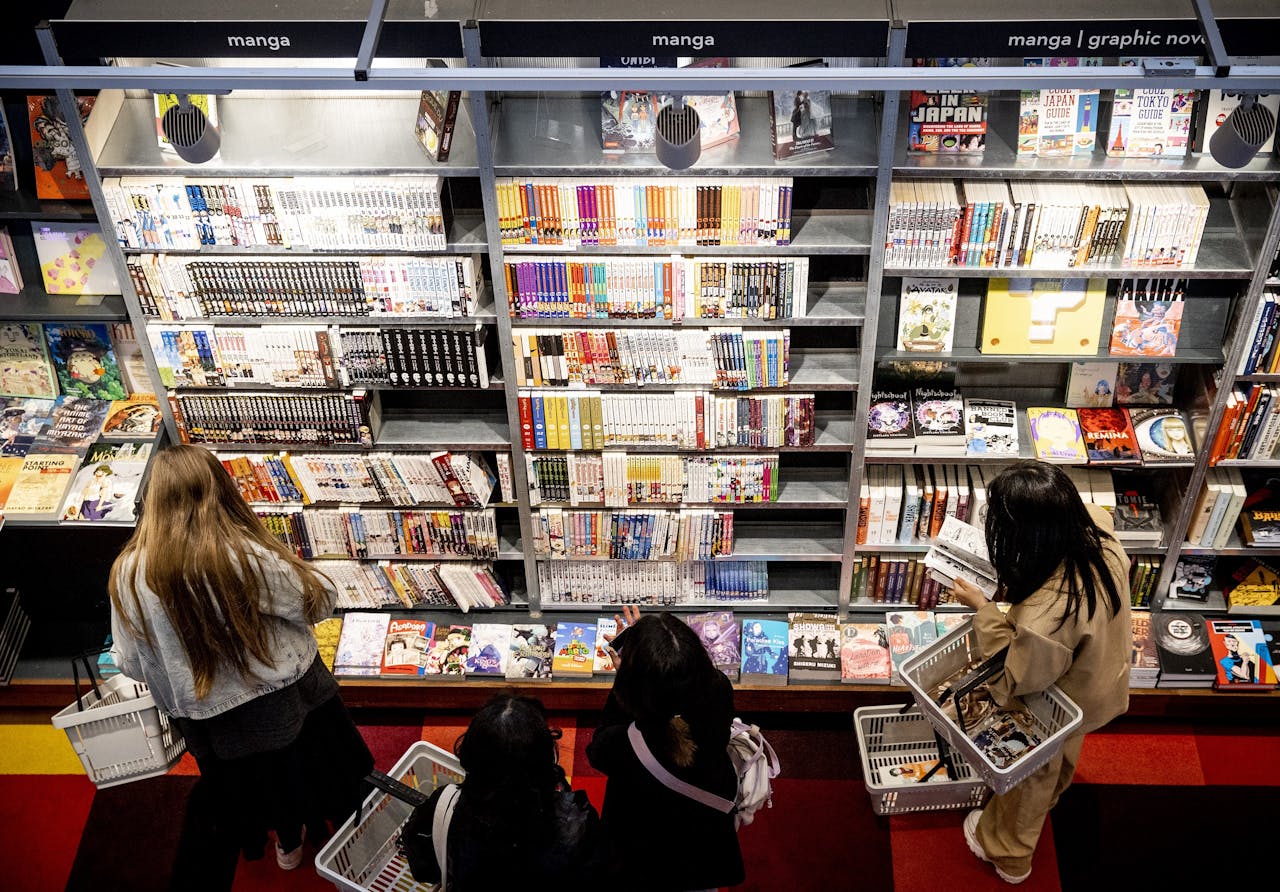Klanten in de Rotterdamse boekhandel Donner. Boeken vallen onder het lage btw-tarief van 9%.