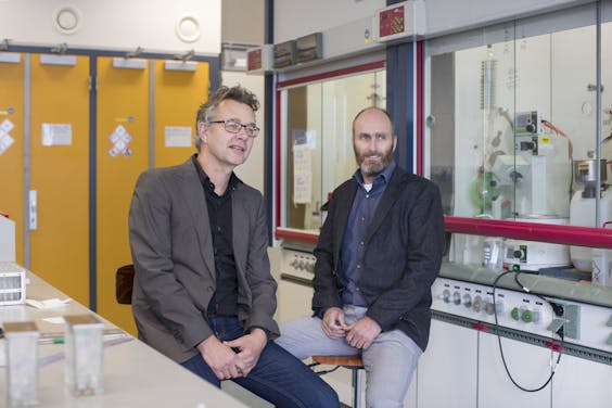 Allard Kaptein (l) en Tjeerd Barf van Acerta Pharma. De verkoop van het biotechbedrijf aan farmagigant AstraZeneca leverde de regionale ontwikkelingsmaatschappij Oost NL in 2016 €12,5 mln op.