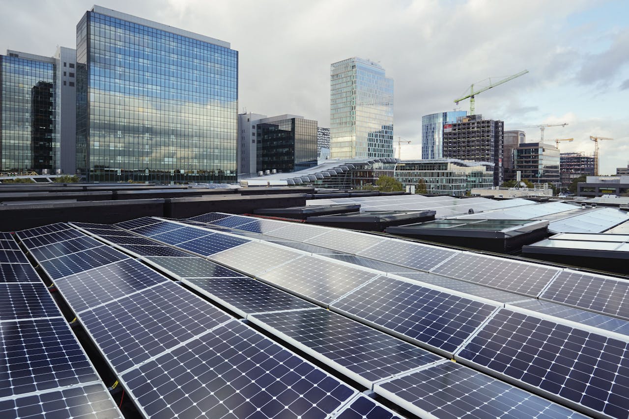 Zonnepanelen op een dak bij de Amsterdamse Zuid-as. Regionale bestuurders kiezen vaker voor zon dan voor wind, maar dat stuwt de prijs voor de energietransitie omhoog.
