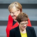 Merkels 'kroonprinses' treedt terug in politieke crisis Duitsland