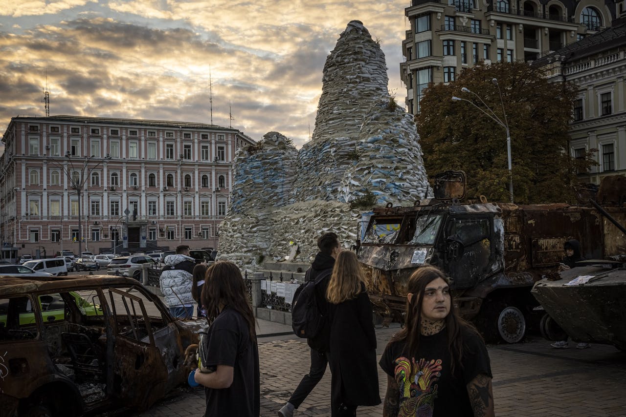 Verwoeste Russische voertuigen worden tentoongesteld in het centrum van Kiev.