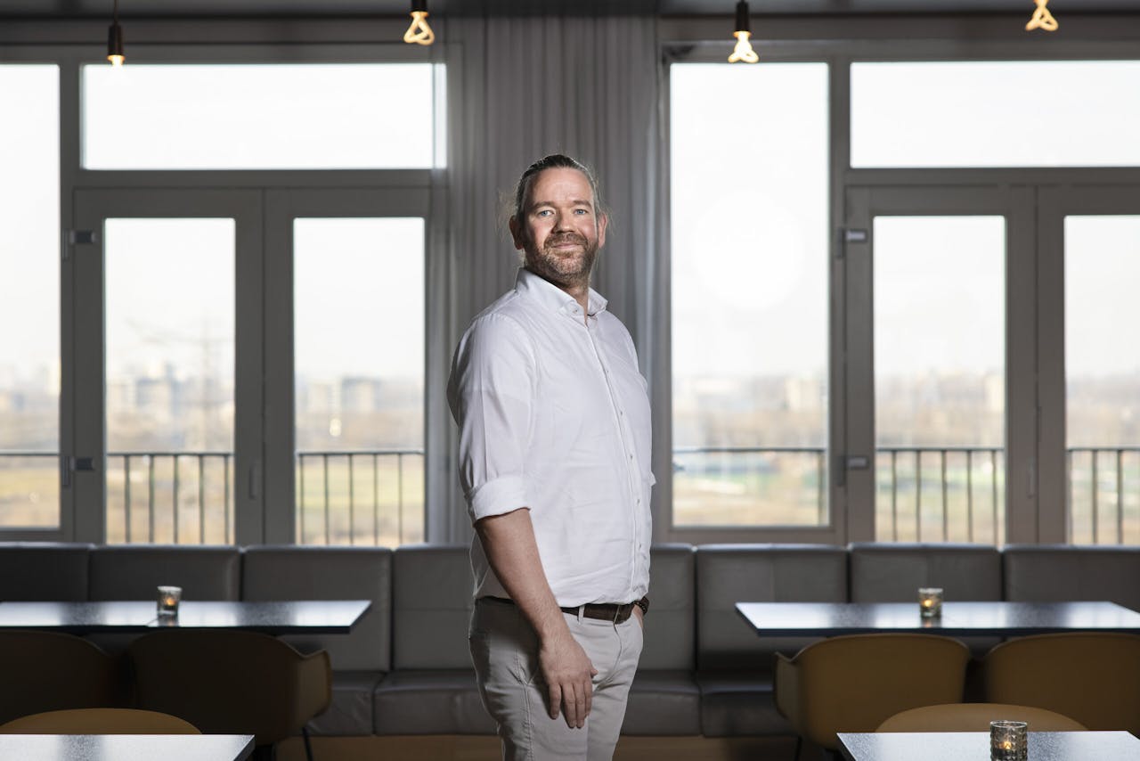 Ferry van Zalk, manager van twee Amsterdamse hotels, voelde zich klemgezet toen Booking.com besloot om overnachtingen tóch aan klanten te vergoeden tijdens corona. 'Je kunt niet anders dan toch maar betalen. Want anders word ik van het platform afgesloten.'