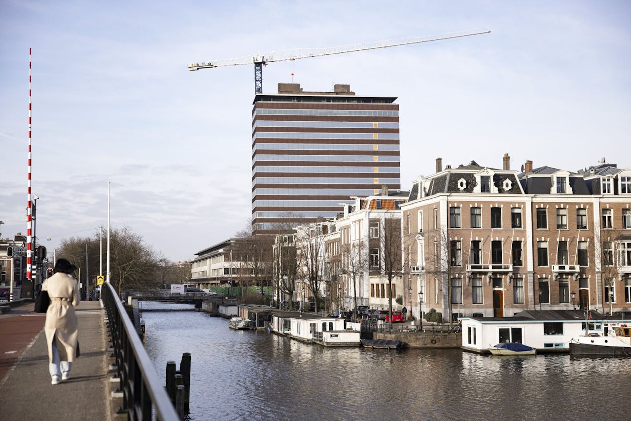 Op de achtergrond De Nederlandsche Bank in Amsterdam.